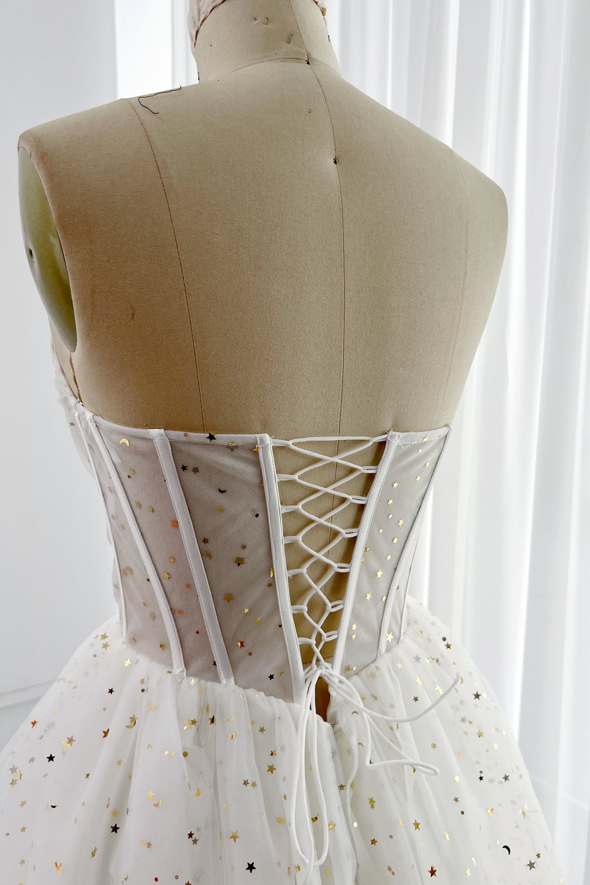 Robe courte bustier corsetée à empiècement illusion avec dos à lacets