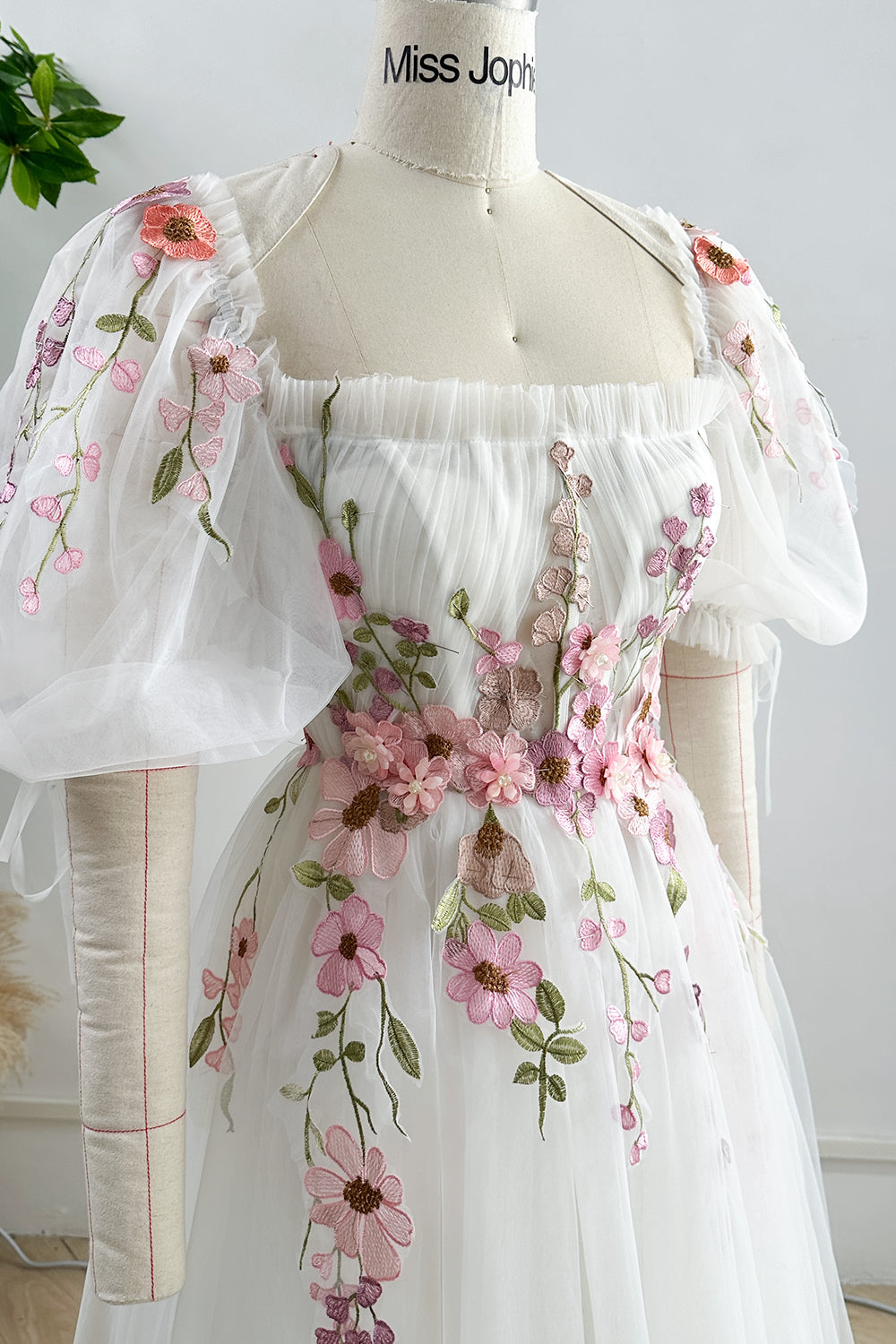 Rosa-elfenbeinfarbenes Midikleid mit Puffärmeln und Applikationen