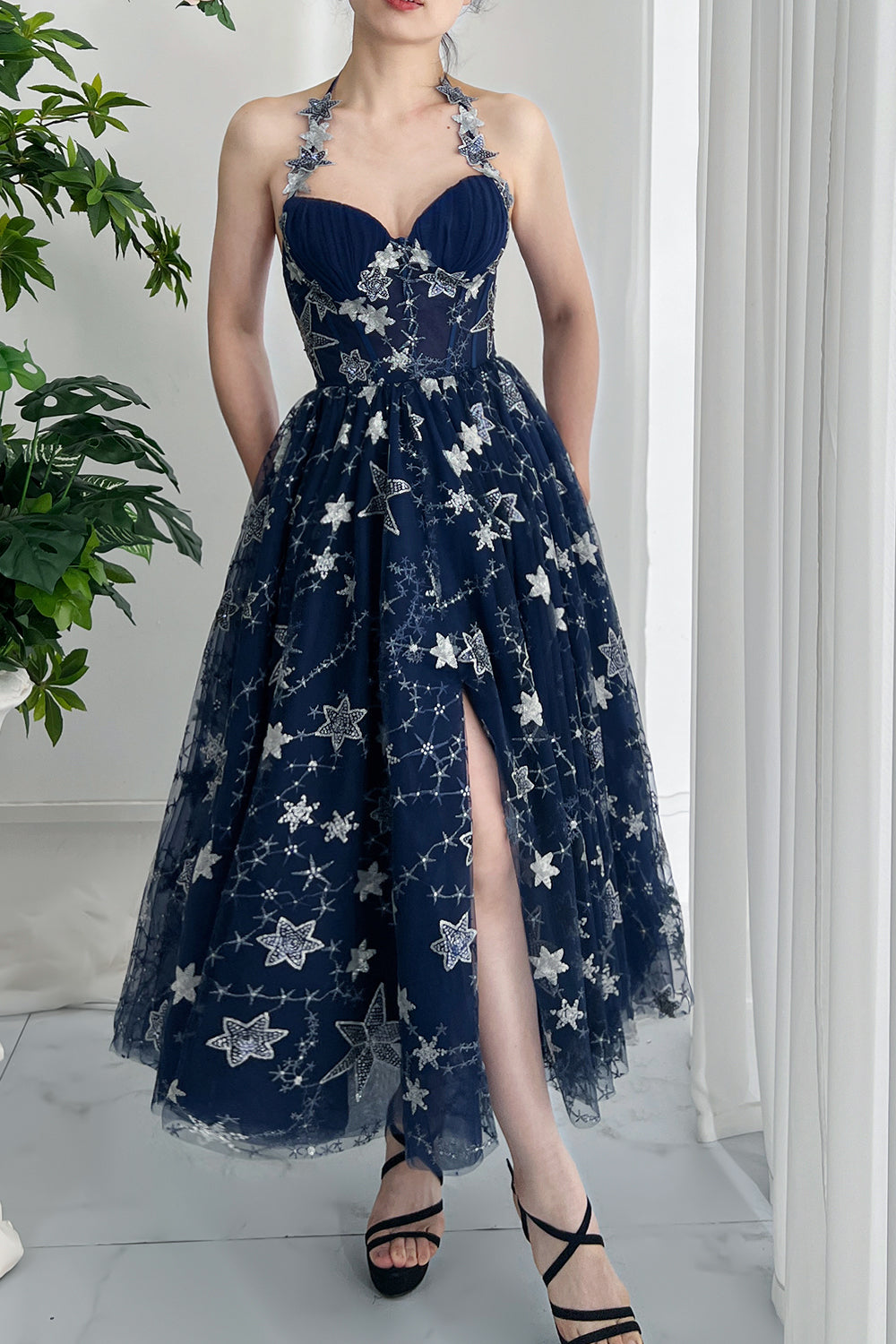 Korsett-Midikleid mit Paillettensternen und Schlitz