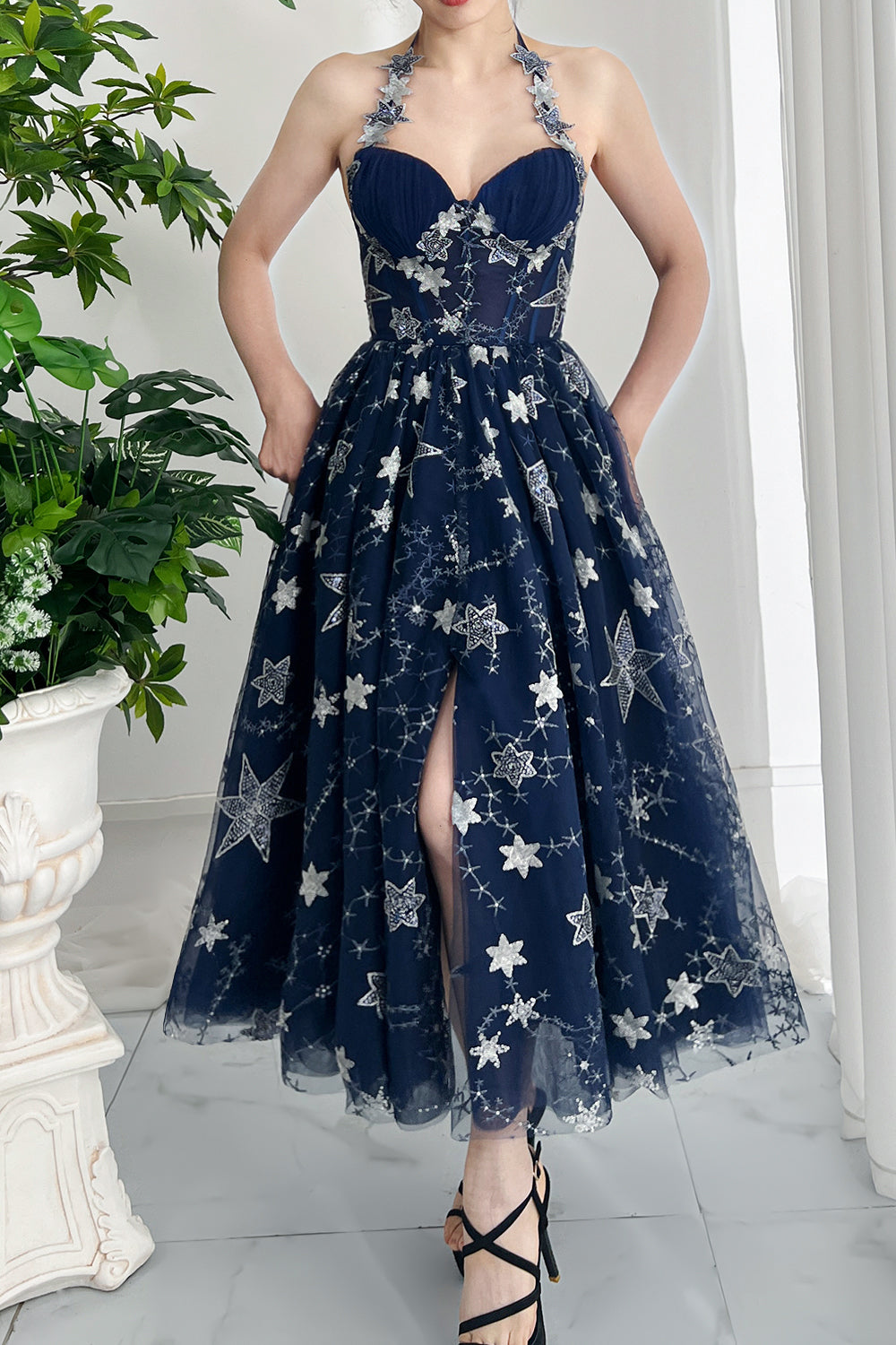 Korsett-Midikleid mit Paillettensternen und Schlitz