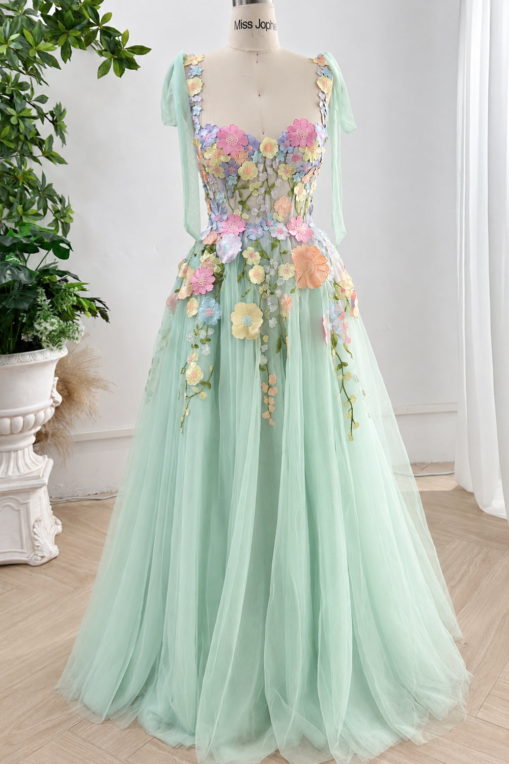 Vestido largo con corsé floral bordado lavanda y tirantes anudados