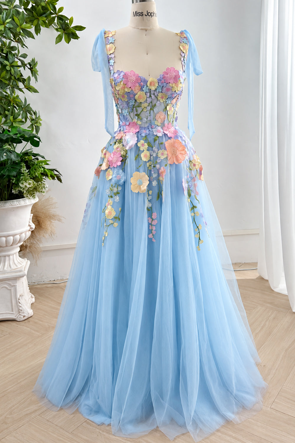 Vestido largo con corsé floral bordado lavanda y tirantes anudados