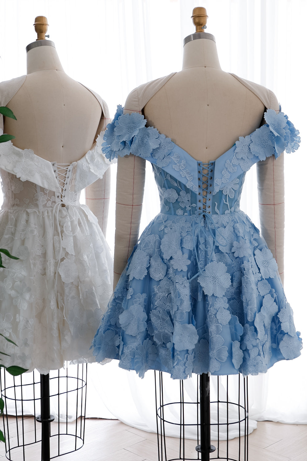 Schulterfreies Minikleid mit Blumenstickerei in Himmelblau