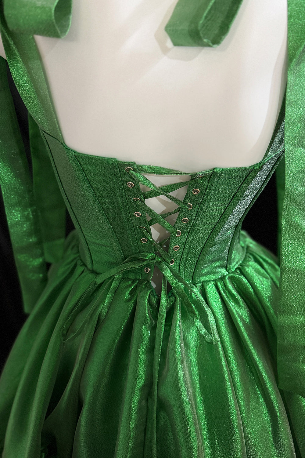 Vestido de organza verde brillante con capas y tirantes para atar.
