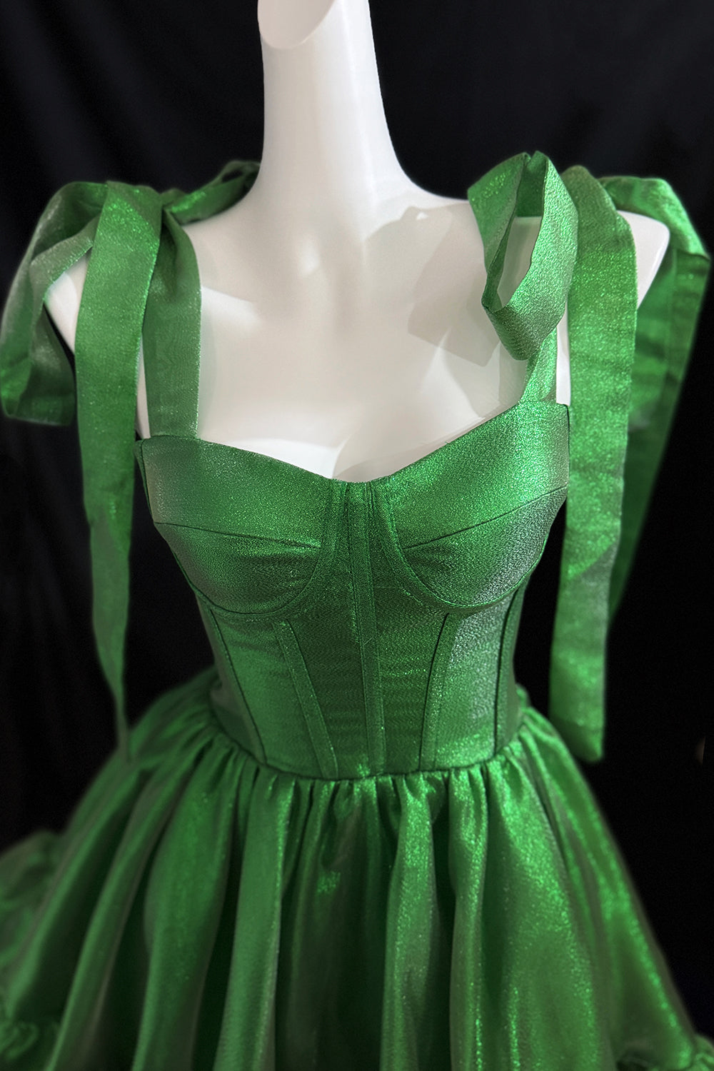 Vestido de organza verde brillante con capas y tirantes para atar.