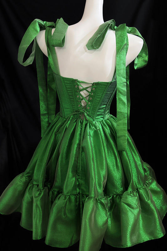 Vestido de organza verde brillante con capas y tirantes para atar.