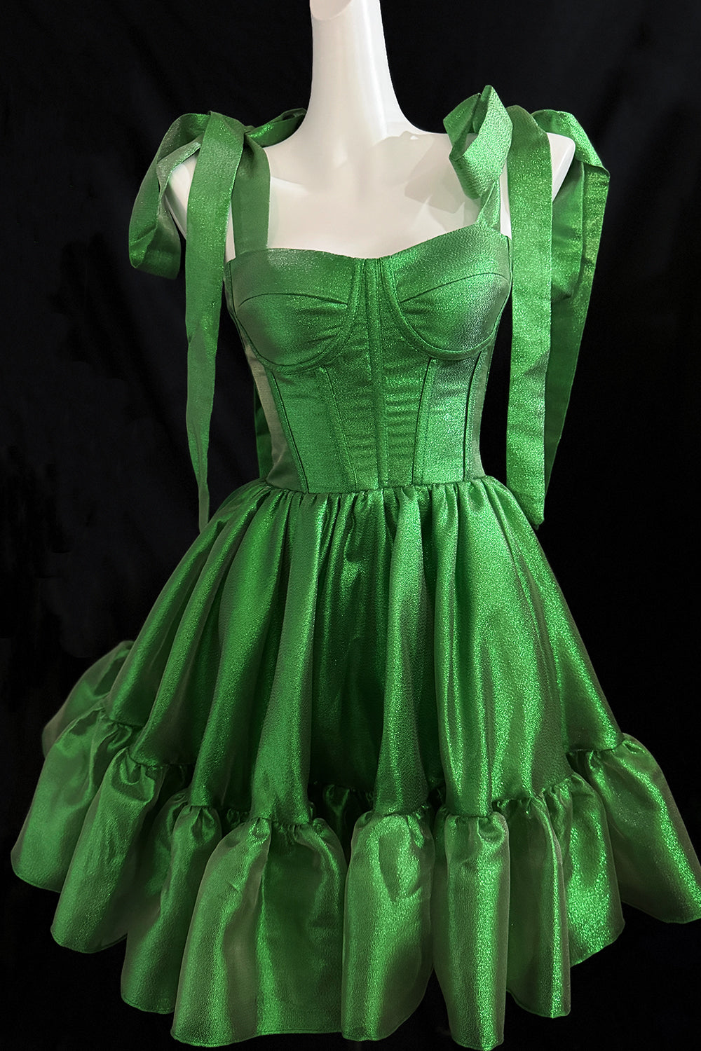 Vestido de organza verde brillante con capas y tirantes para atar.