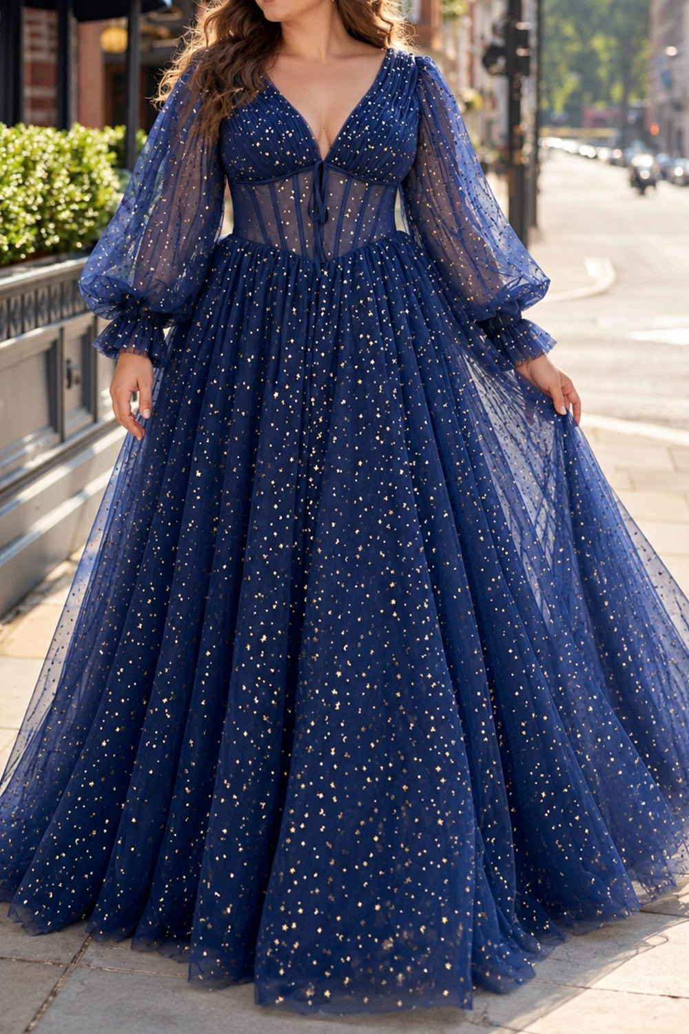 Robe de soirée bleu marine corsetée, décolleté en V, manches longues bouffantes et tulle étoilé