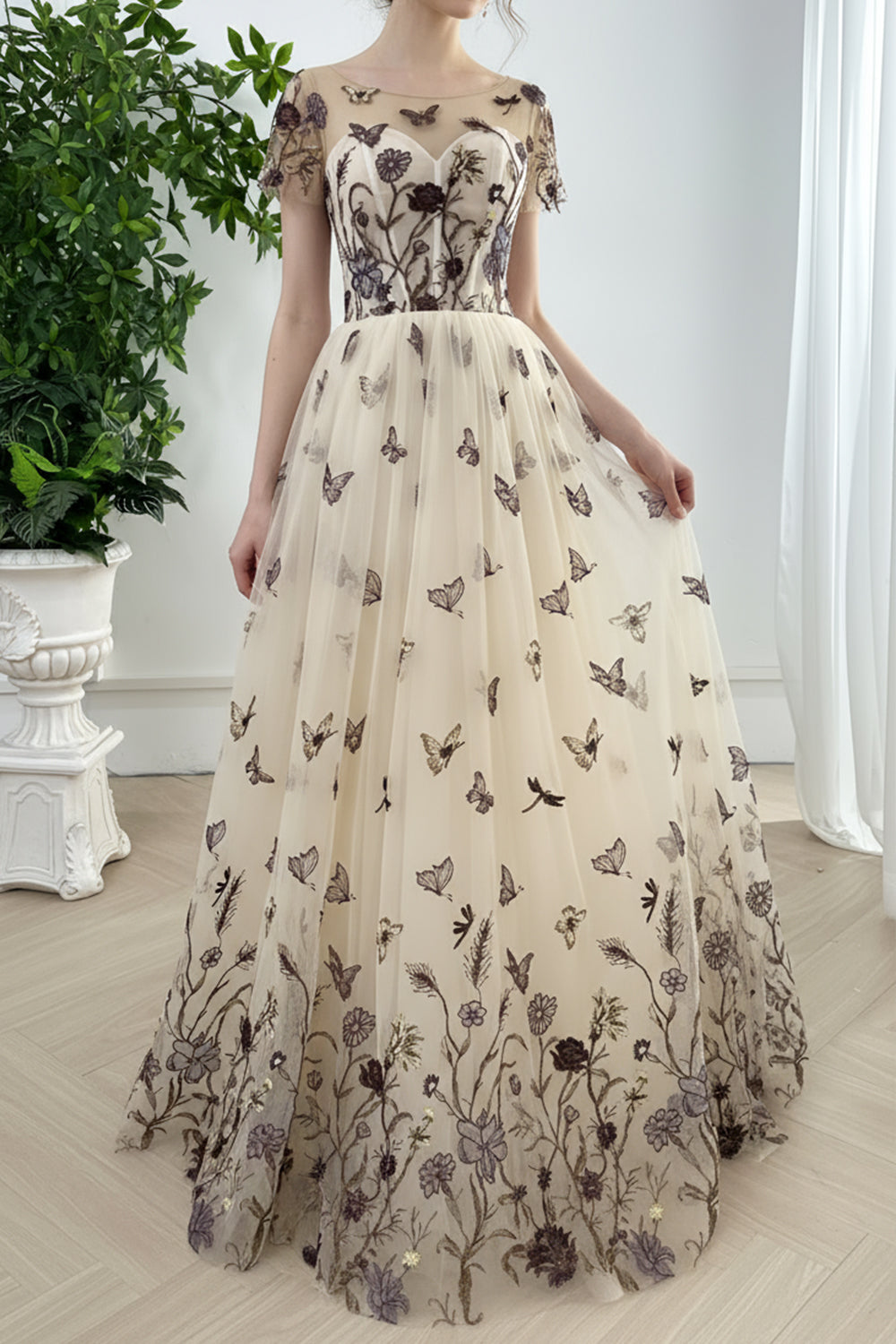 فستان سهرة قصير الأكمام مزين بفيونكة على شكل فراشة