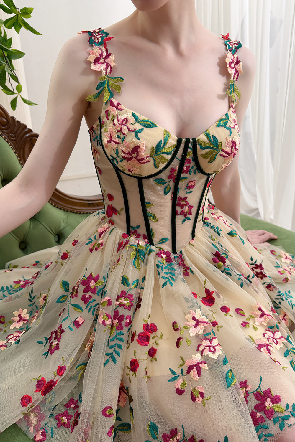 Korsett V-Ausschnitt Blumenstickerei Mini-Abschlussballkleid