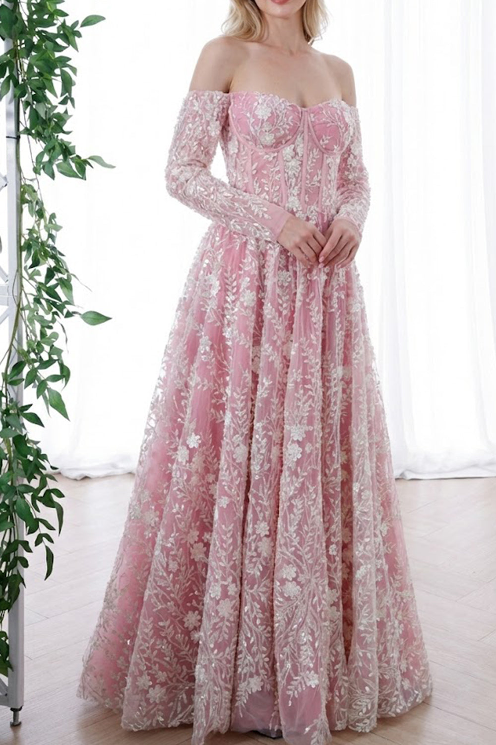 Vestido floral con cuentas y hombros descubiertos, mangas largas y corsé