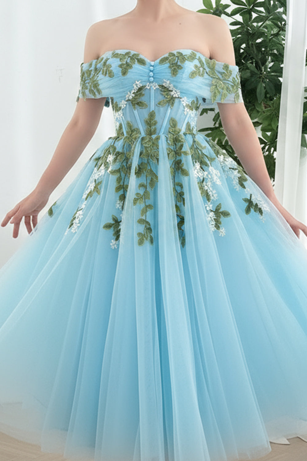 Vestido de tul con hombros descubiertos y corsé con apliques de hojas