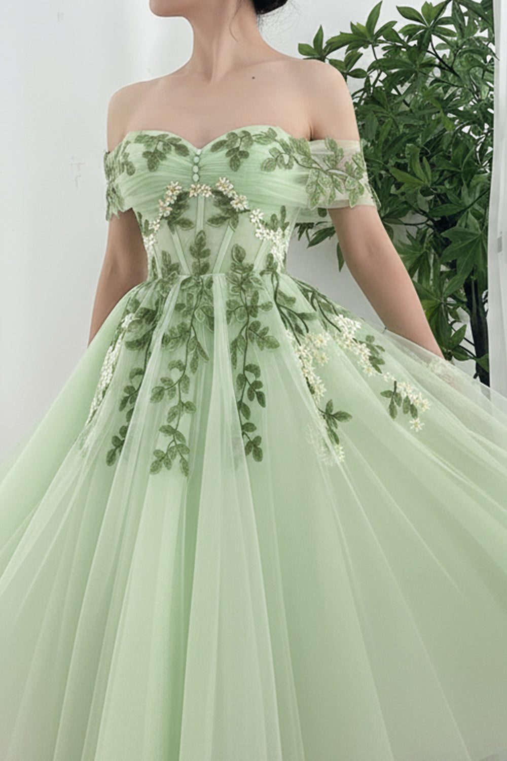 Vestido de tul con hombros descubiertos y corsé con apliques de hojas