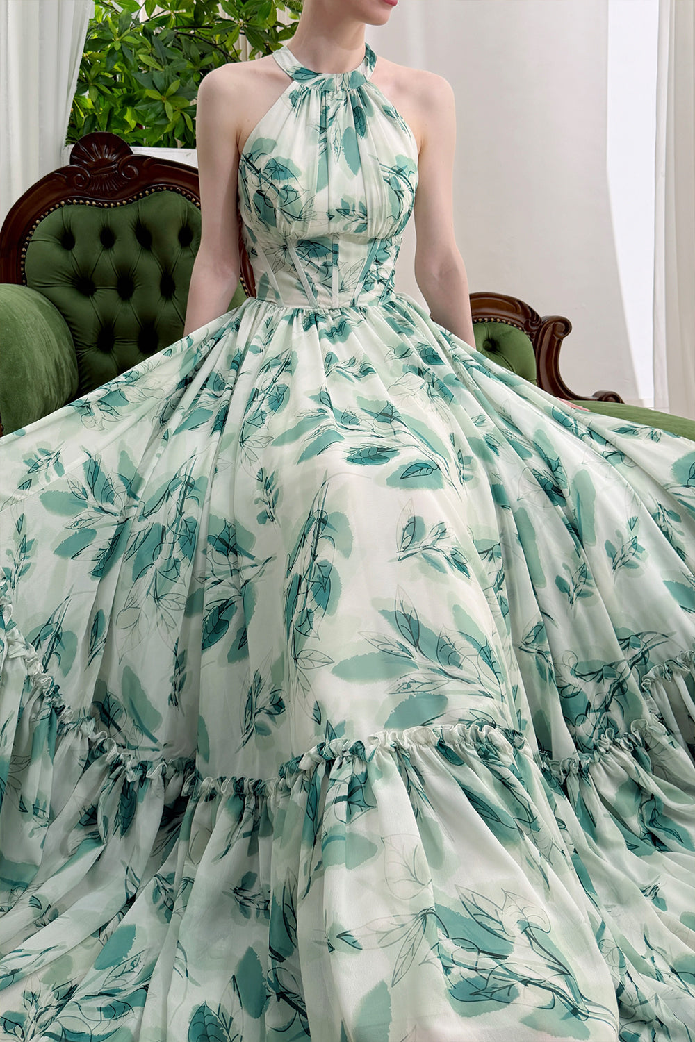 Elegantes, grünes, geblümtes Neckholder-Maxikleid für Hochzeitsfeiern