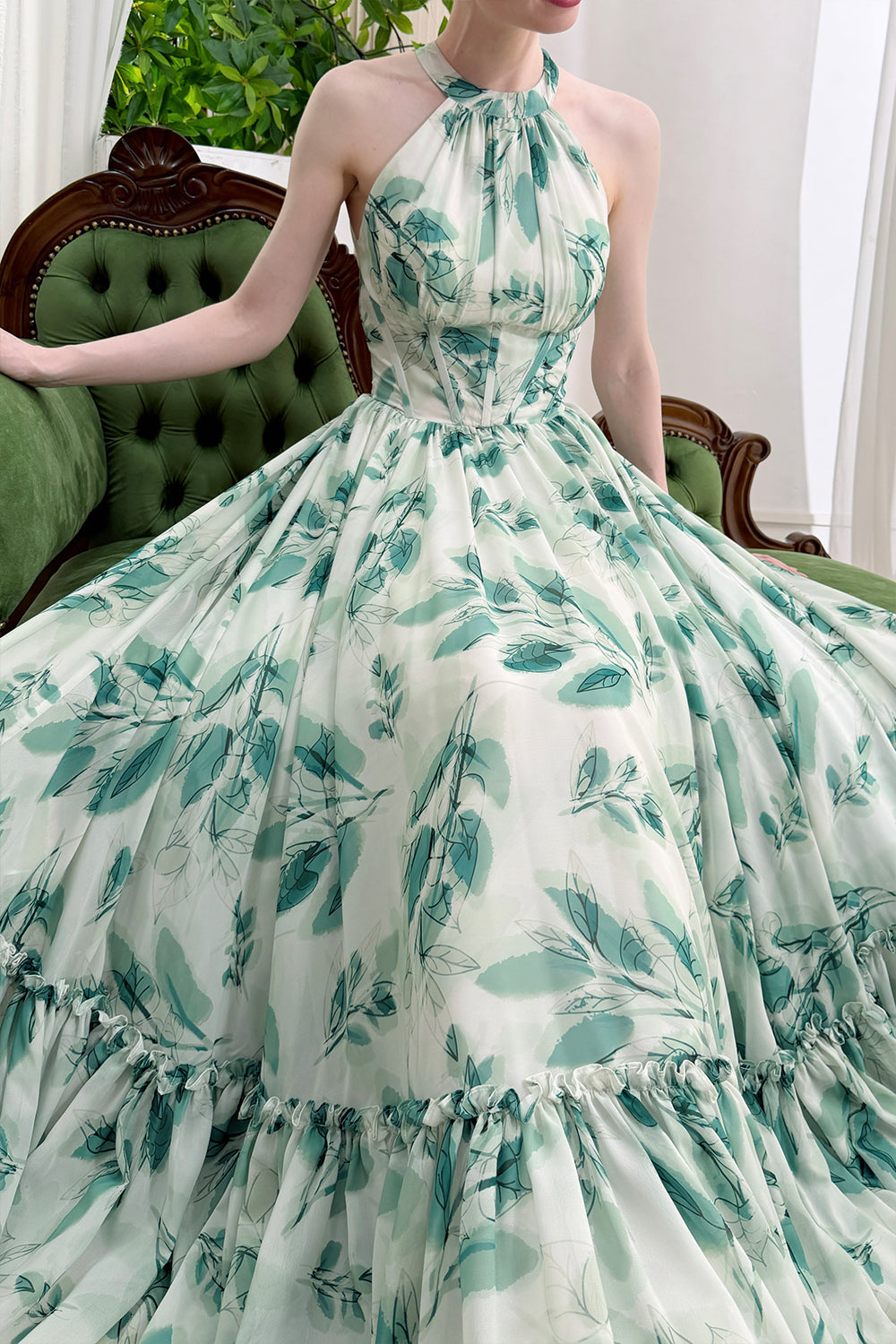 Elegantes, grünes, geblümtes Neckholder-Maxikleid für Hochzeitsfeiern