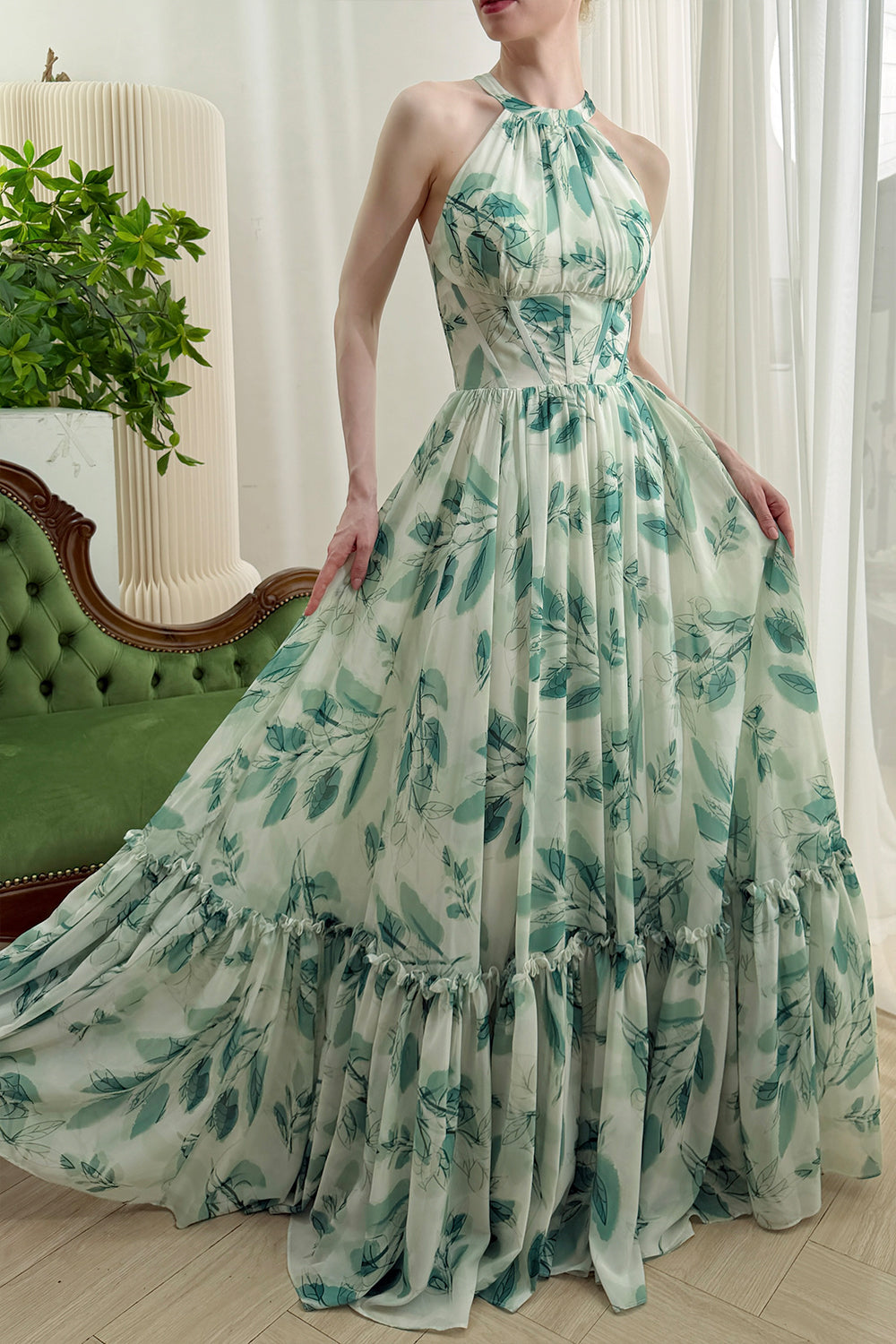 Elegantes, grünes, geblümtes Neckholder-Maxikleid für Hochzeitsfeiern