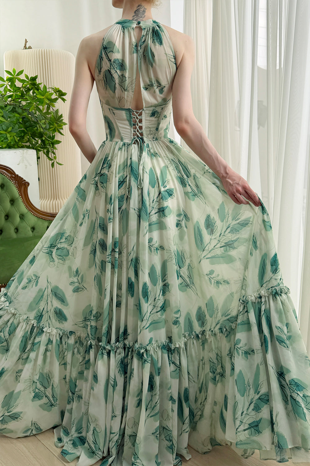 Elegantes, grünes, geblümtes Neckholder-Maxikleid für Hochzeitsfeiern