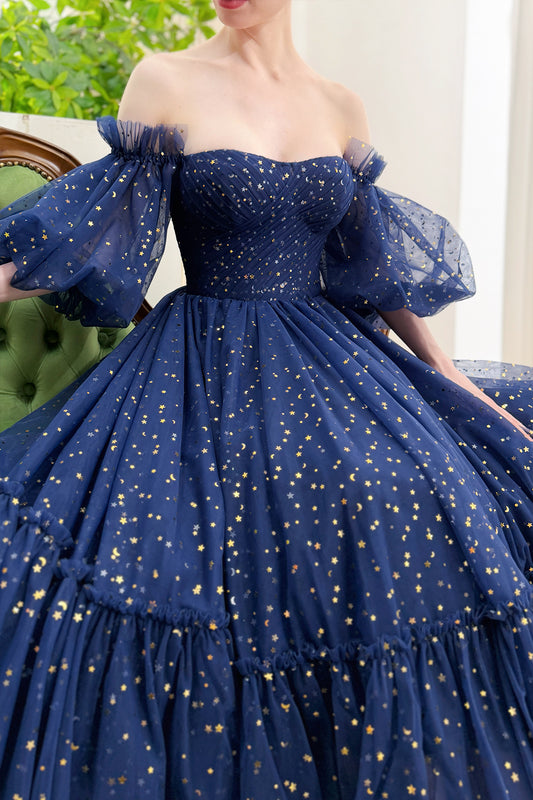 Vestido de fiesta azul medianoche celestial con hombros descubiertos, estrellas de malla y mangas abullonadas