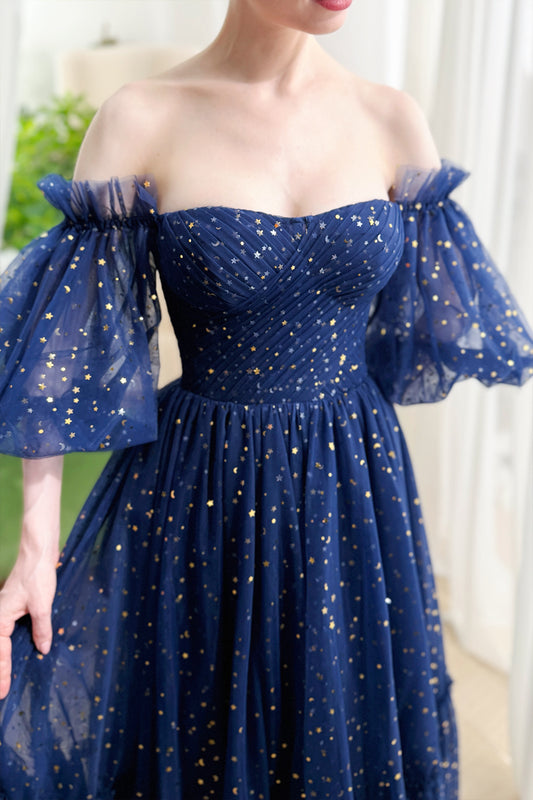 Vestido de fiesta azul medianoche celestial con hombros descubiertos, estrellas de malla y mangas abullonadas