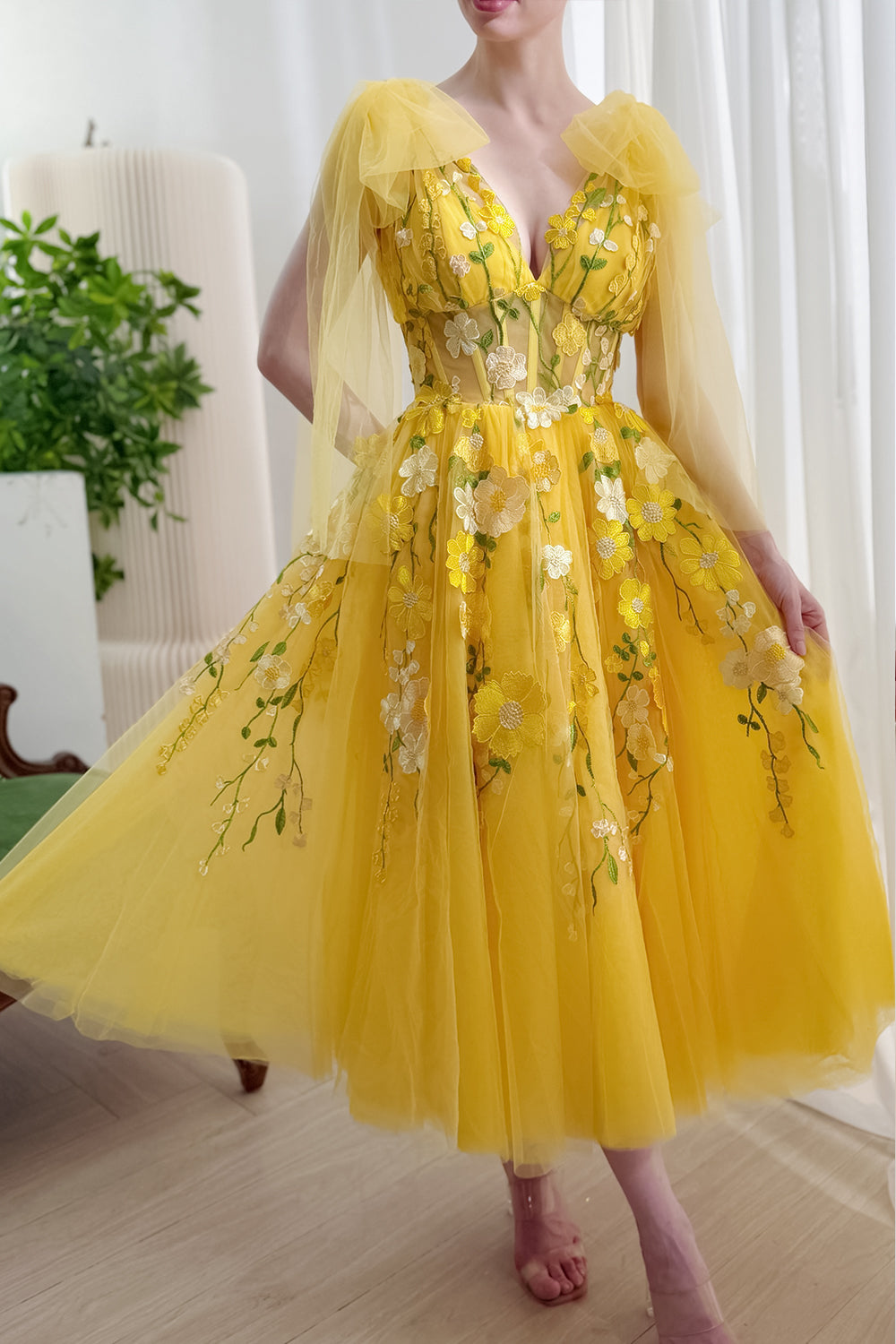 Sonnenbeschienenes gelbes, blumig besticktes Couture-Kleid aus Tüll