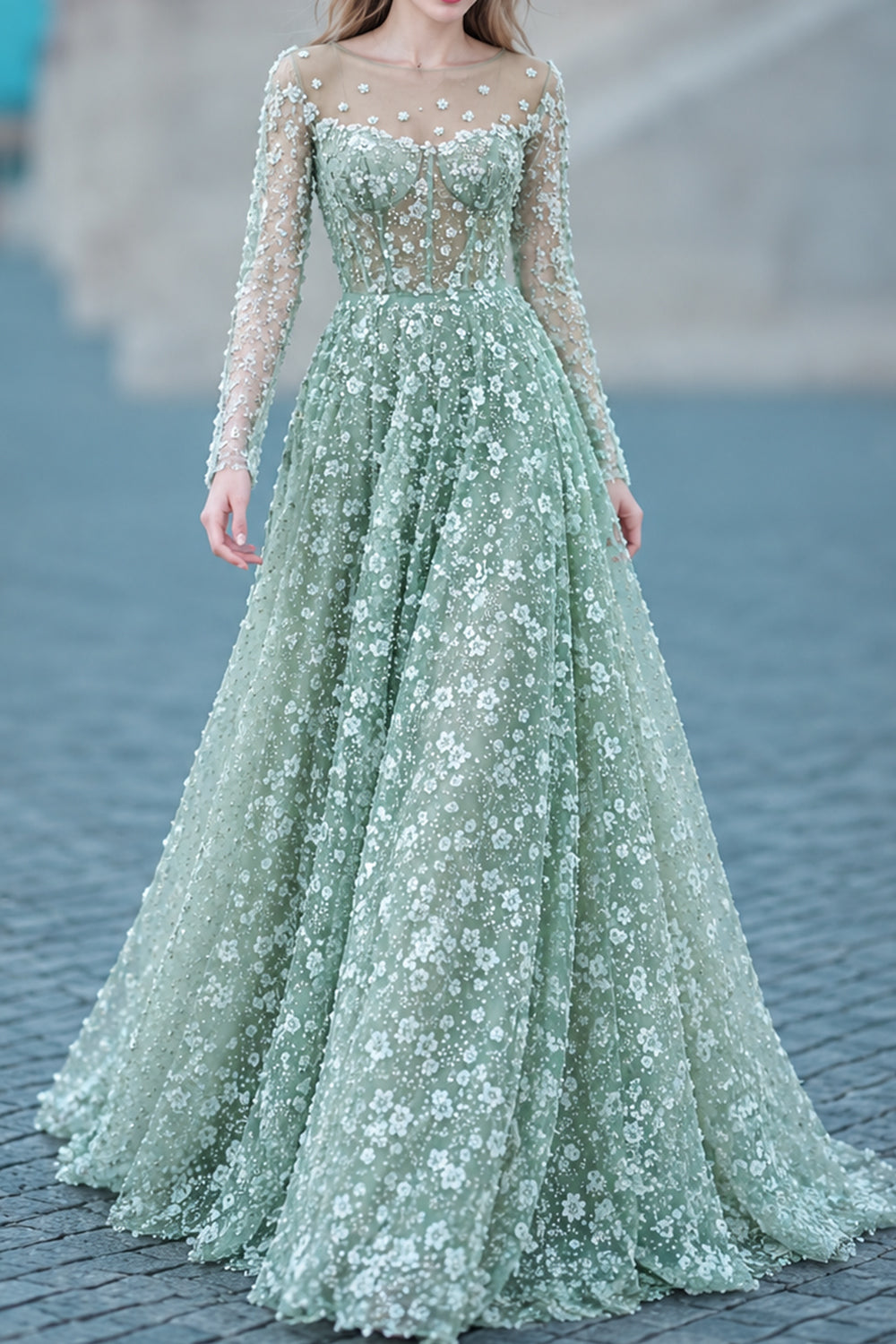 Vestido de gala evasé de tul con mangas largas transparentes y flores en verde salvia