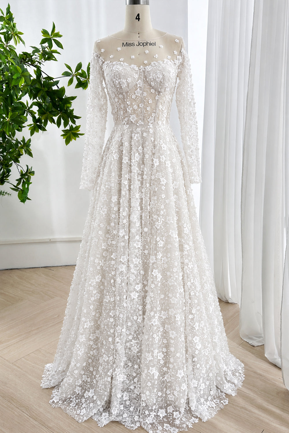 Vestido de gala evasé de tul con mangas largas transparentes y flores en verde salvia