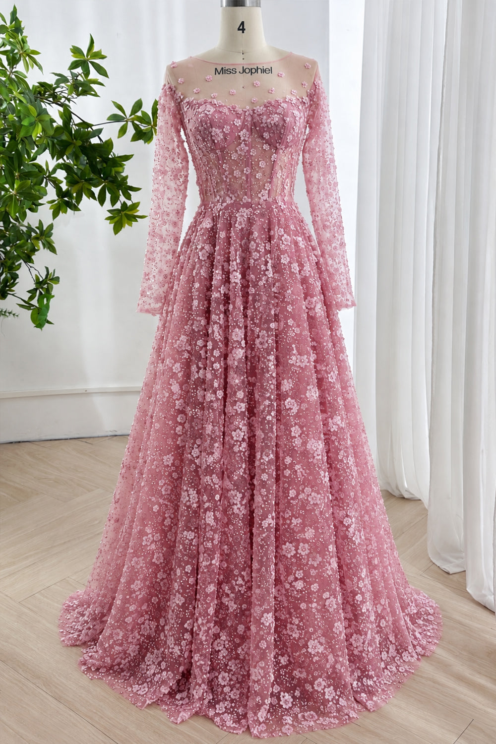 Vestido de gala evasé de tul con mangas largas transparentes y flores en verde salvia
