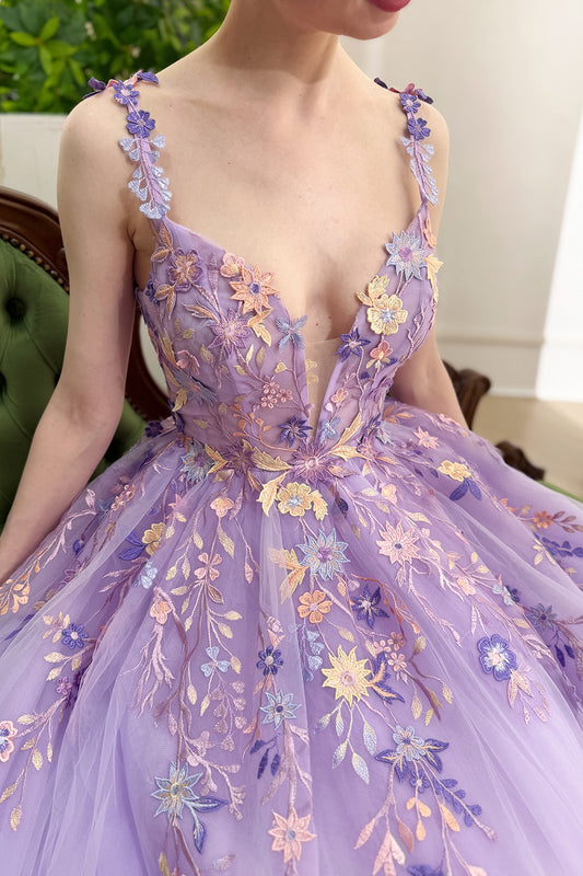 Trägerkleid mit V-Ausschnitt, „Enchanted Lavender Garden“-Stickerei und Midirock aus Tüll