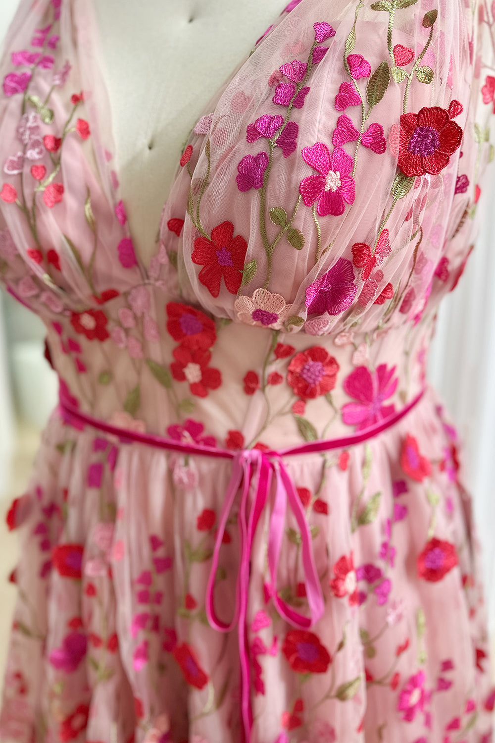 【＋】花柄刺繍 チュールドレス ピンク プラスサイズ Vネック ピンク花柄刺繍 プロムドレス コルセットバック