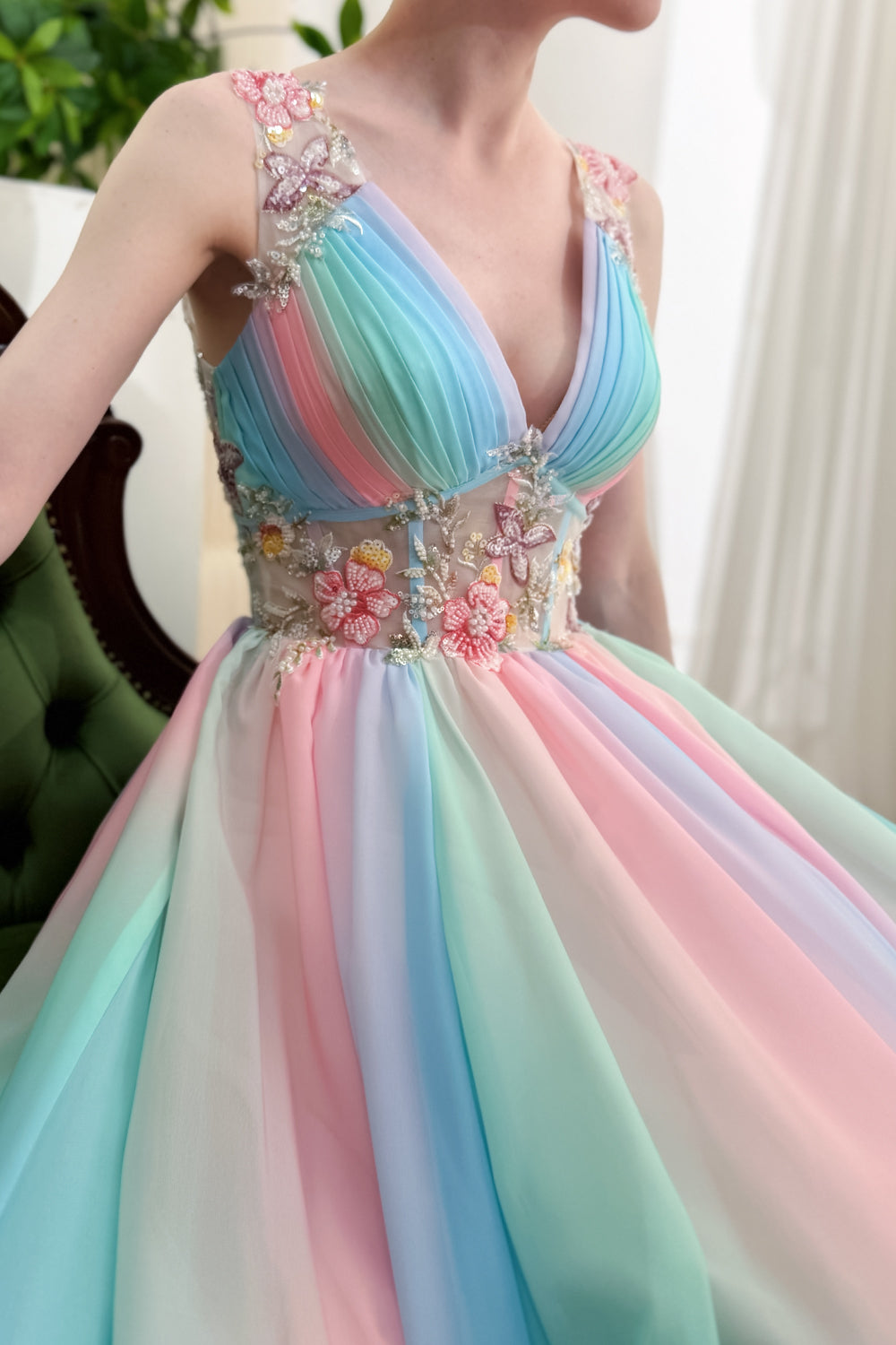 Vestido midi de gasa con arcoíris pastel, escote en V y corpiño floral con cuentas