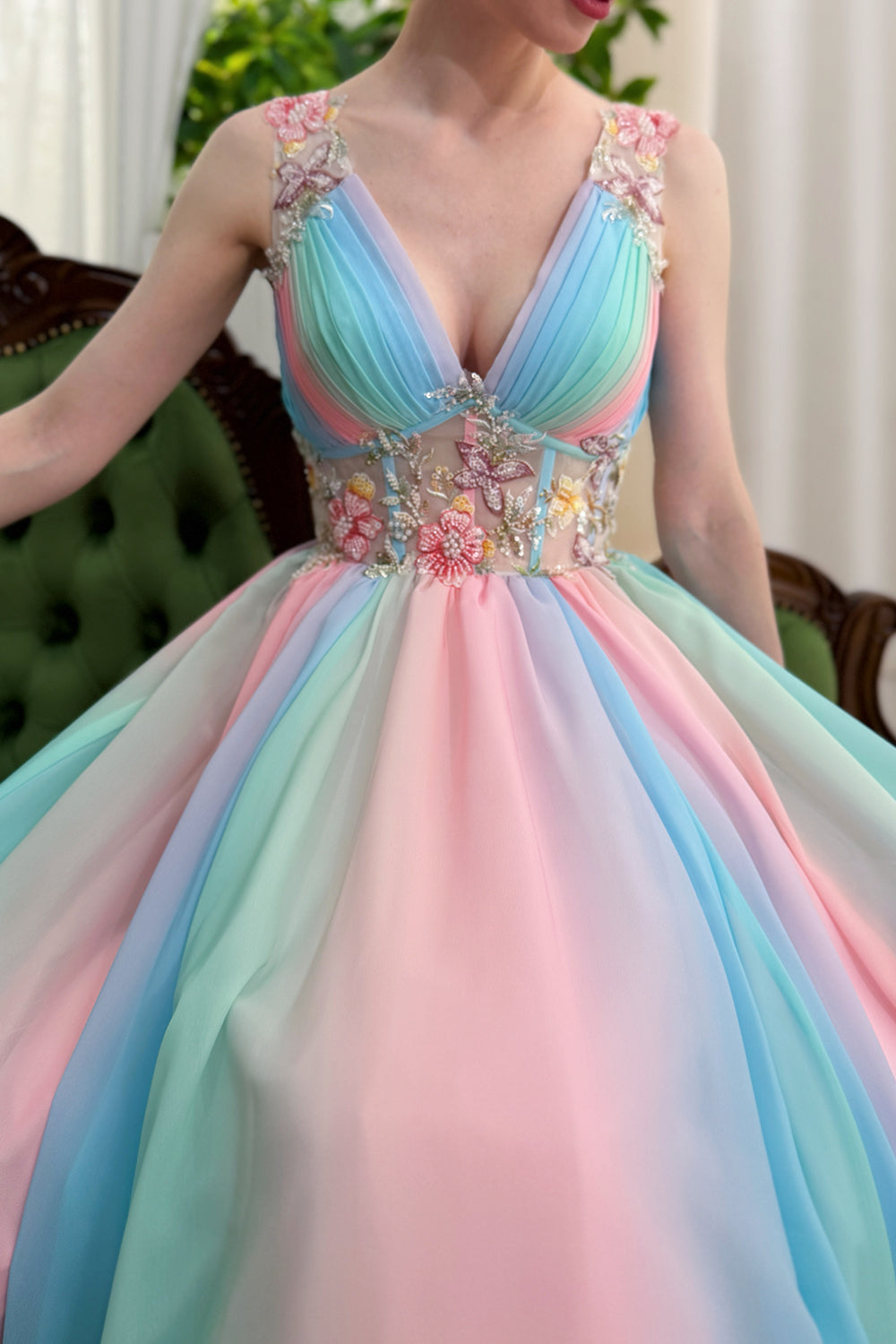 Vestido midi de gasa con arcoíris pastel, escote en V y corpiño floral con cuentas