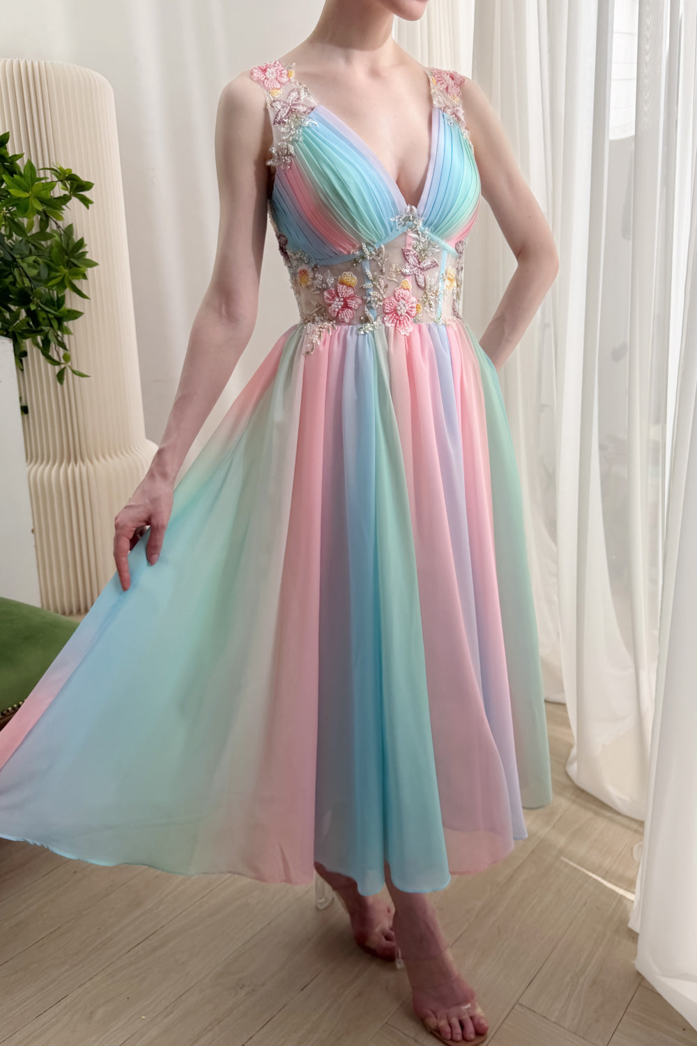 Vestido midi de gasa con arcoíris pastel, escote en V y corpiño floral con cuentas