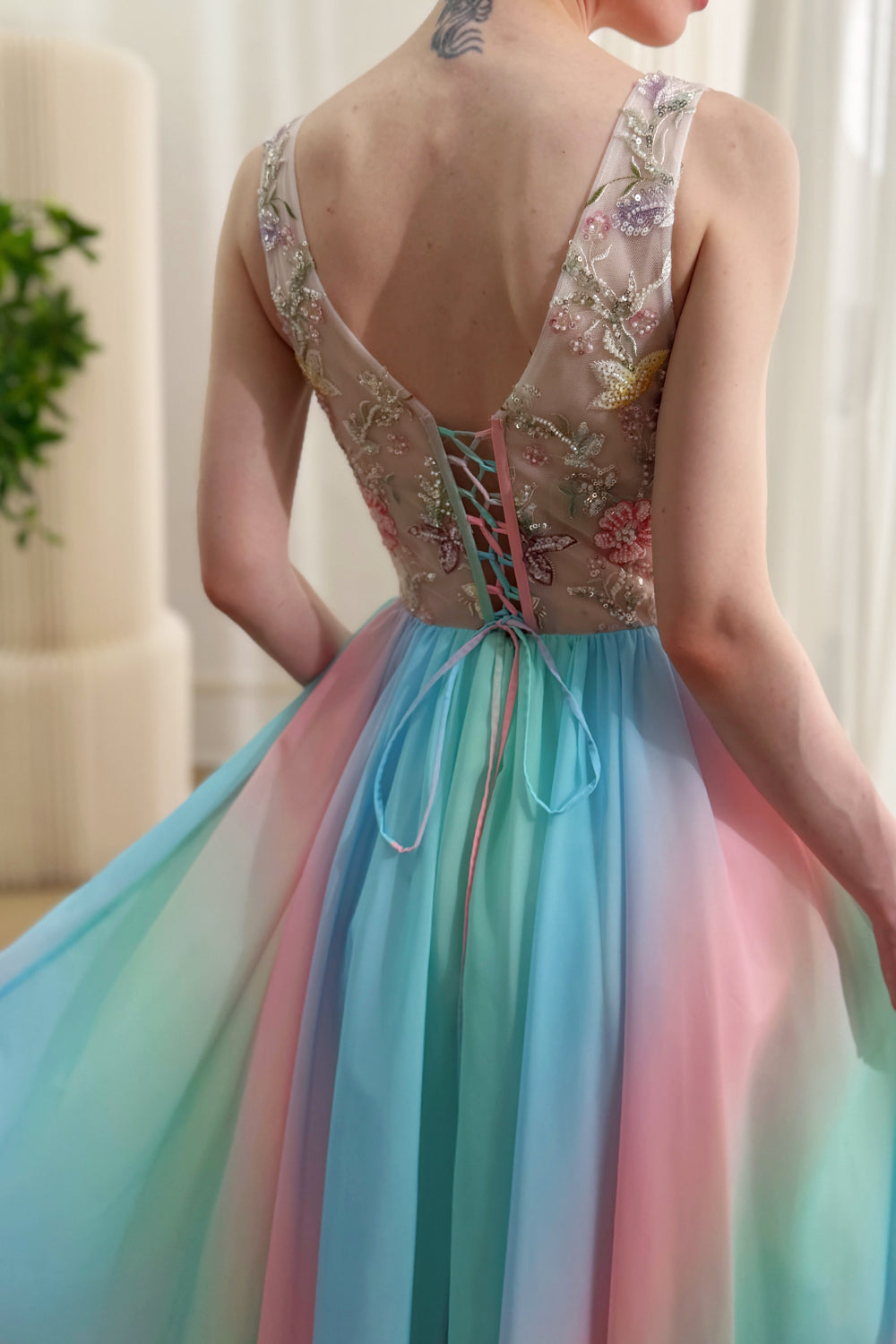 Vestido midi de gasa con arcoíris pastel, escote en V y corpiño floral con cuentas
