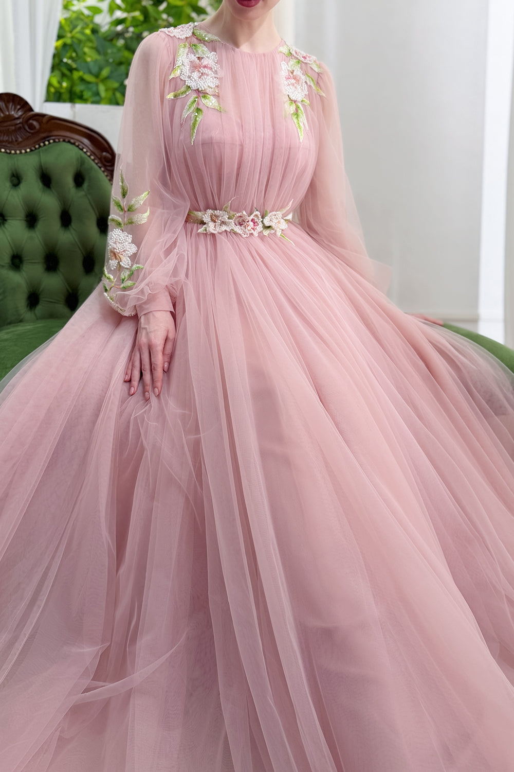 Robe de soirée trapèze longue en tulle rose poudré, brodée de fleurs et perlée, à manches longues