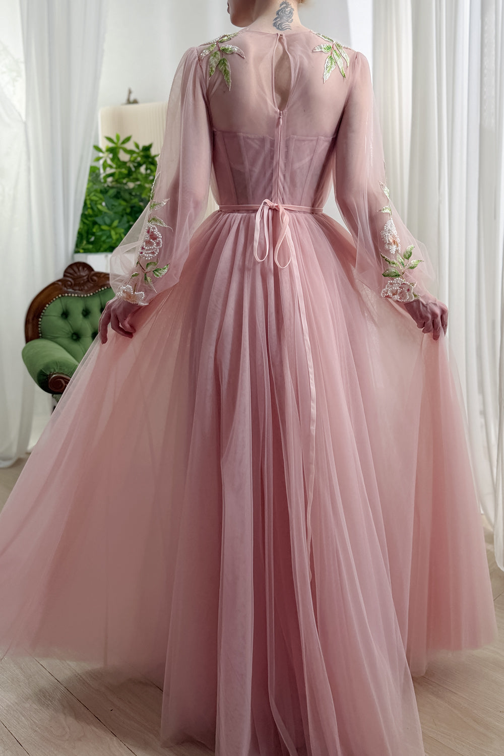 Robe de soirée trapèze longue en tulle rose poudré, brodée de fleurs et perlée, à manches longues