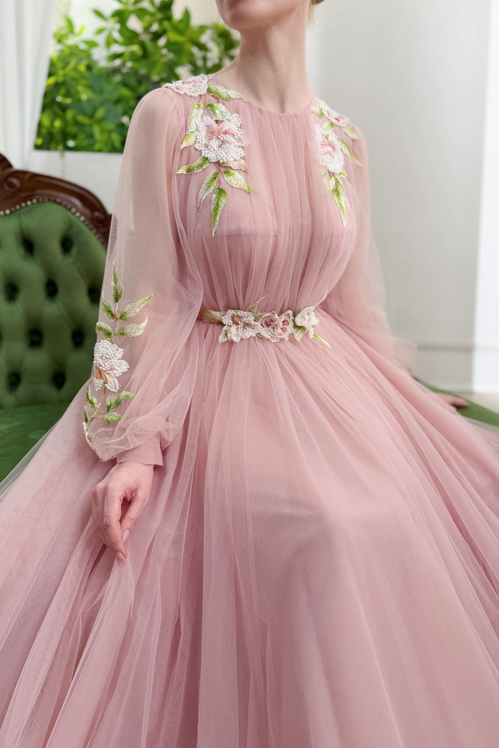 Robe de soirée trapèze longue en tulle rose poudré, brodée de fleurs et perlée, à manches longues