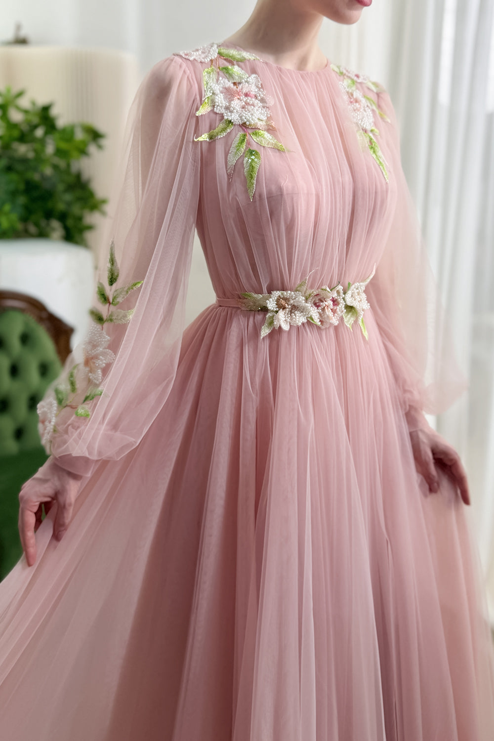Robe de soirée trapèze longue en tulle rose poudré, brodée de fleurs et perlée, à manches longues