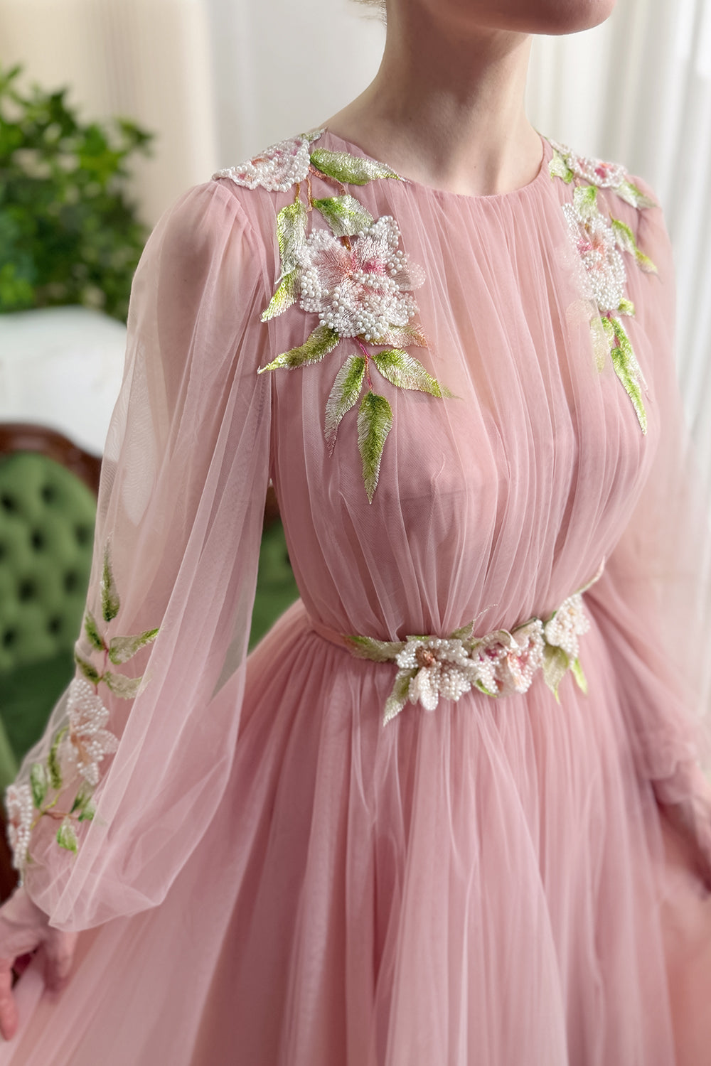 Robe de soirée trapèze longue en tulle rose poudré, brodée de fleurs et perlée, à manches longues
