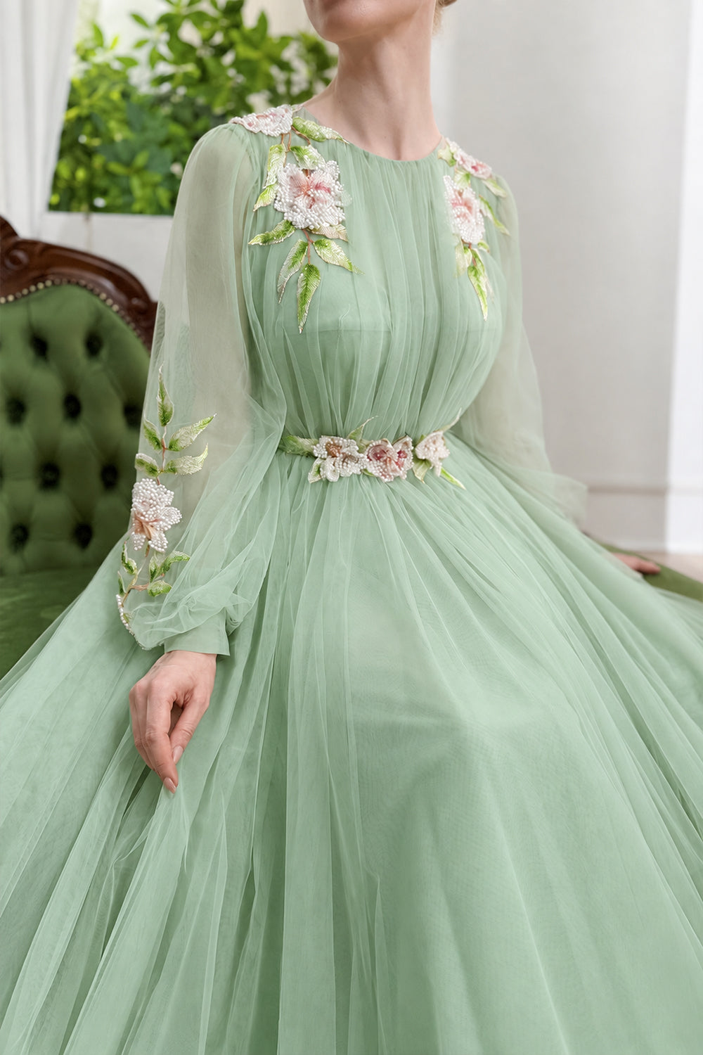 Robe de soirée trapèze longue en tulle rose poudré, brodée de fleurs et perlée, à manches longues