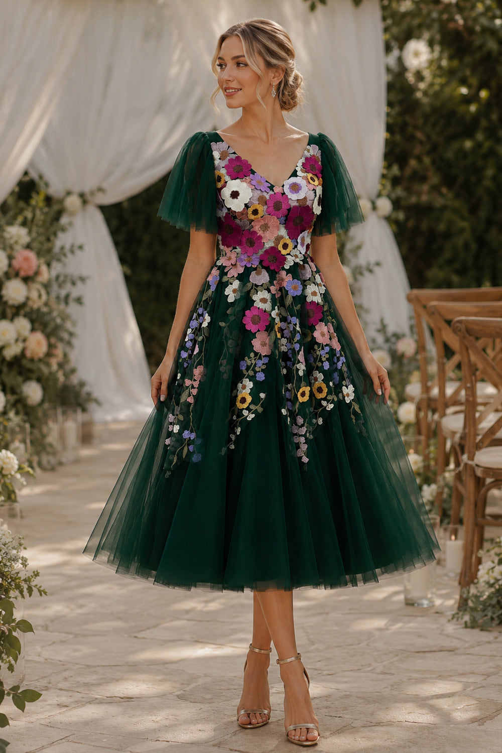 Robe de bal vert émeraude en tulle brodé de fleurs, décolleté en V et manches papillon