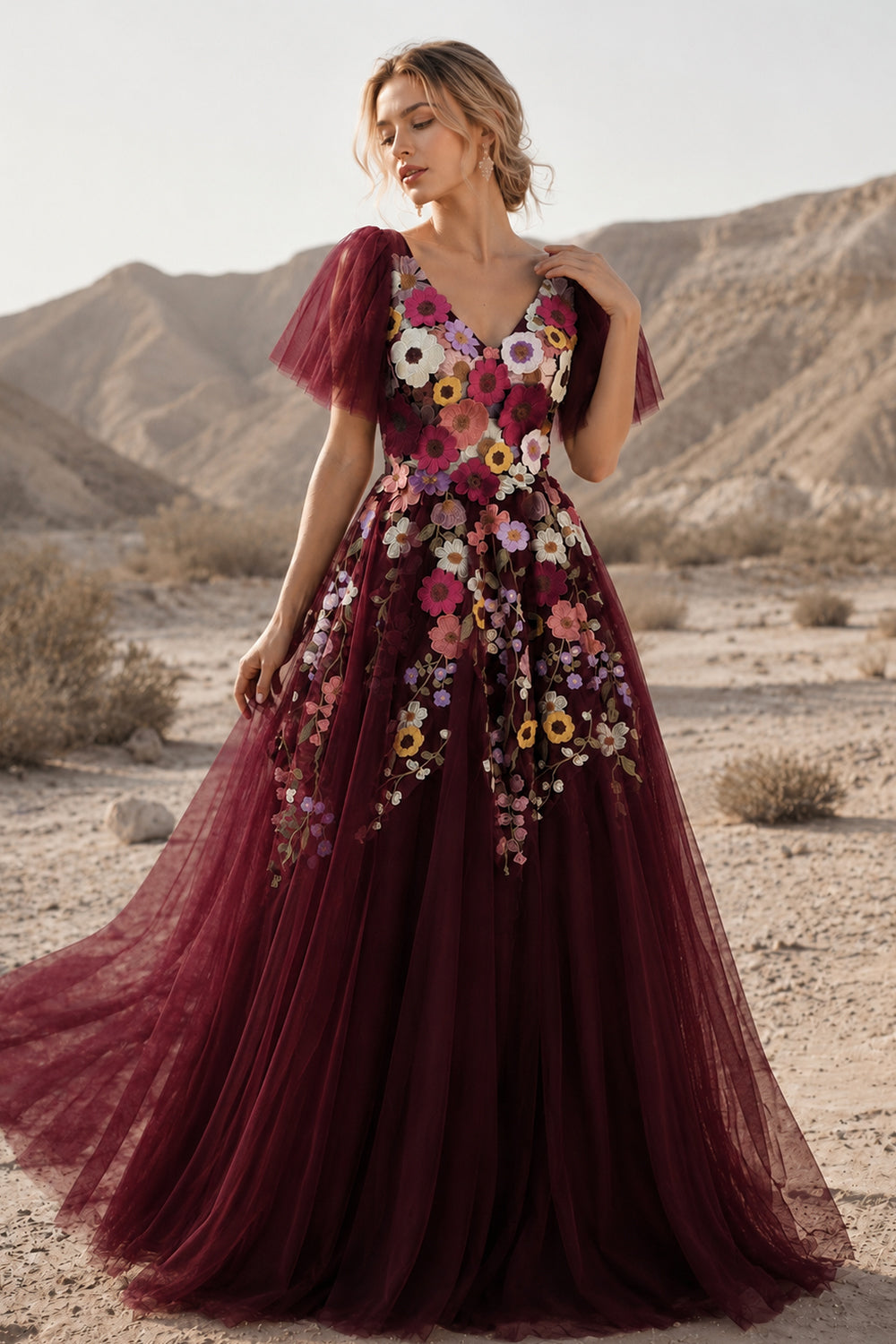Robe de bal vert émeraude en tulle brodé de fleurs, décolleté en V et manches papillon