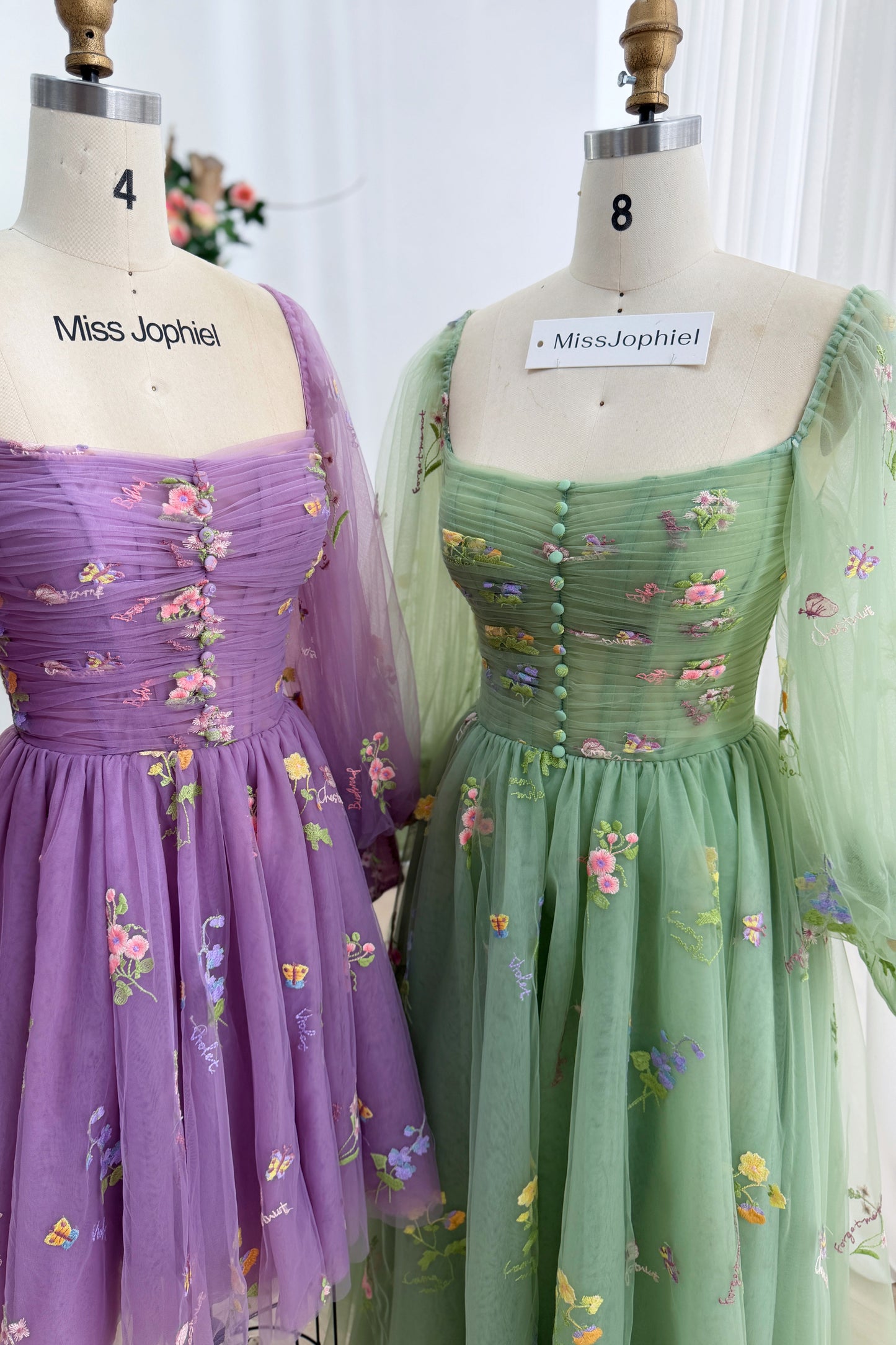 Minivestido con mangas largas y bordado floral tipo corsé