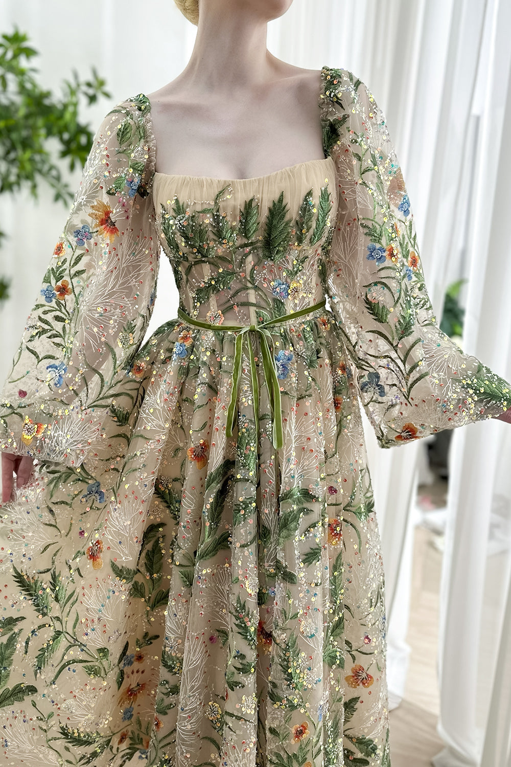 Langes Midikleid mit Puffärmeln und Korsett-Blumenstickerei