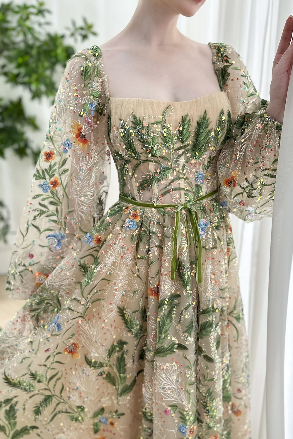 Langes Midikleid mit Puffärmeln und Korsett-Blumenstickerei