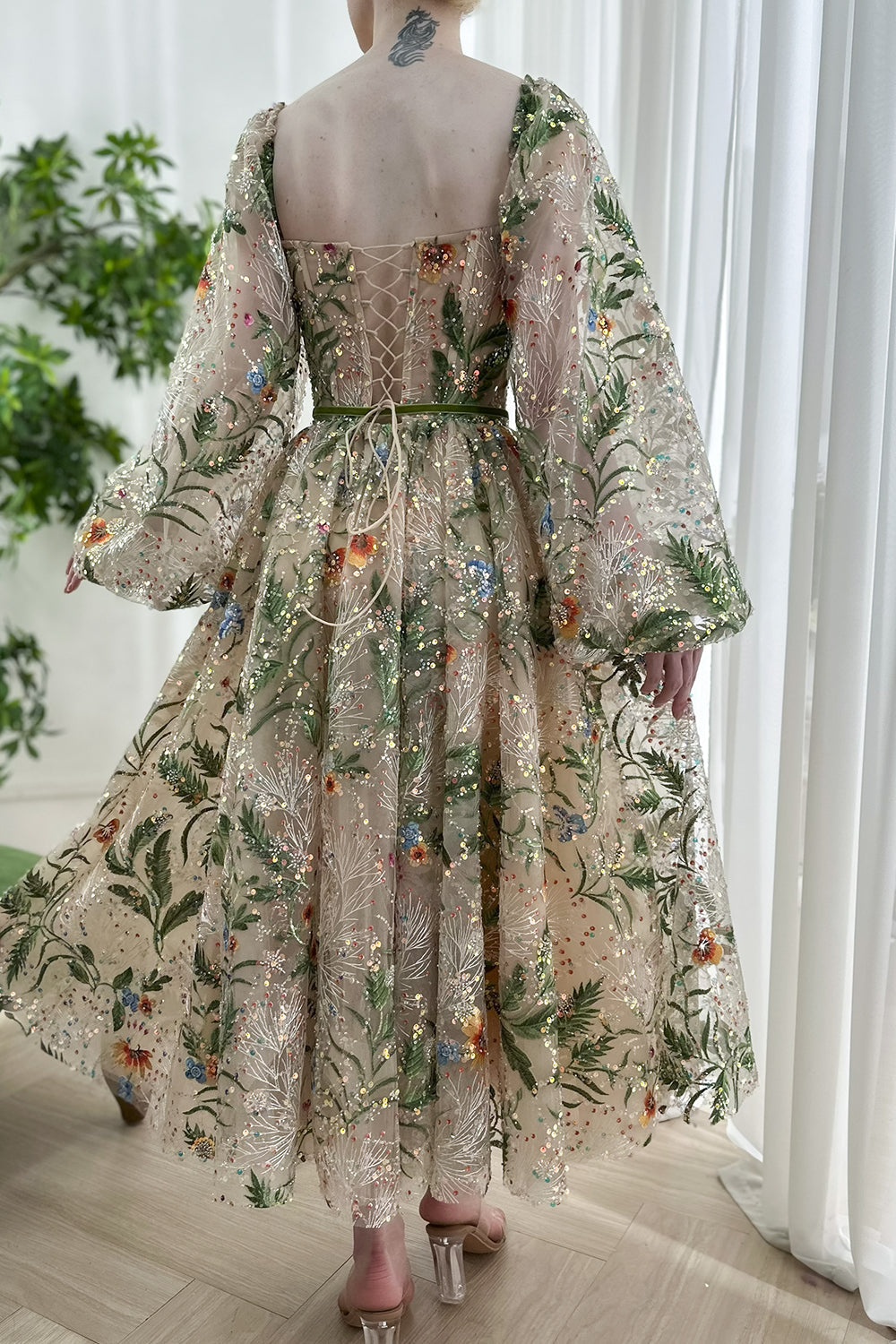 Langes Midikleid mit Puffärmeln und Korsett-Blumenstickerei