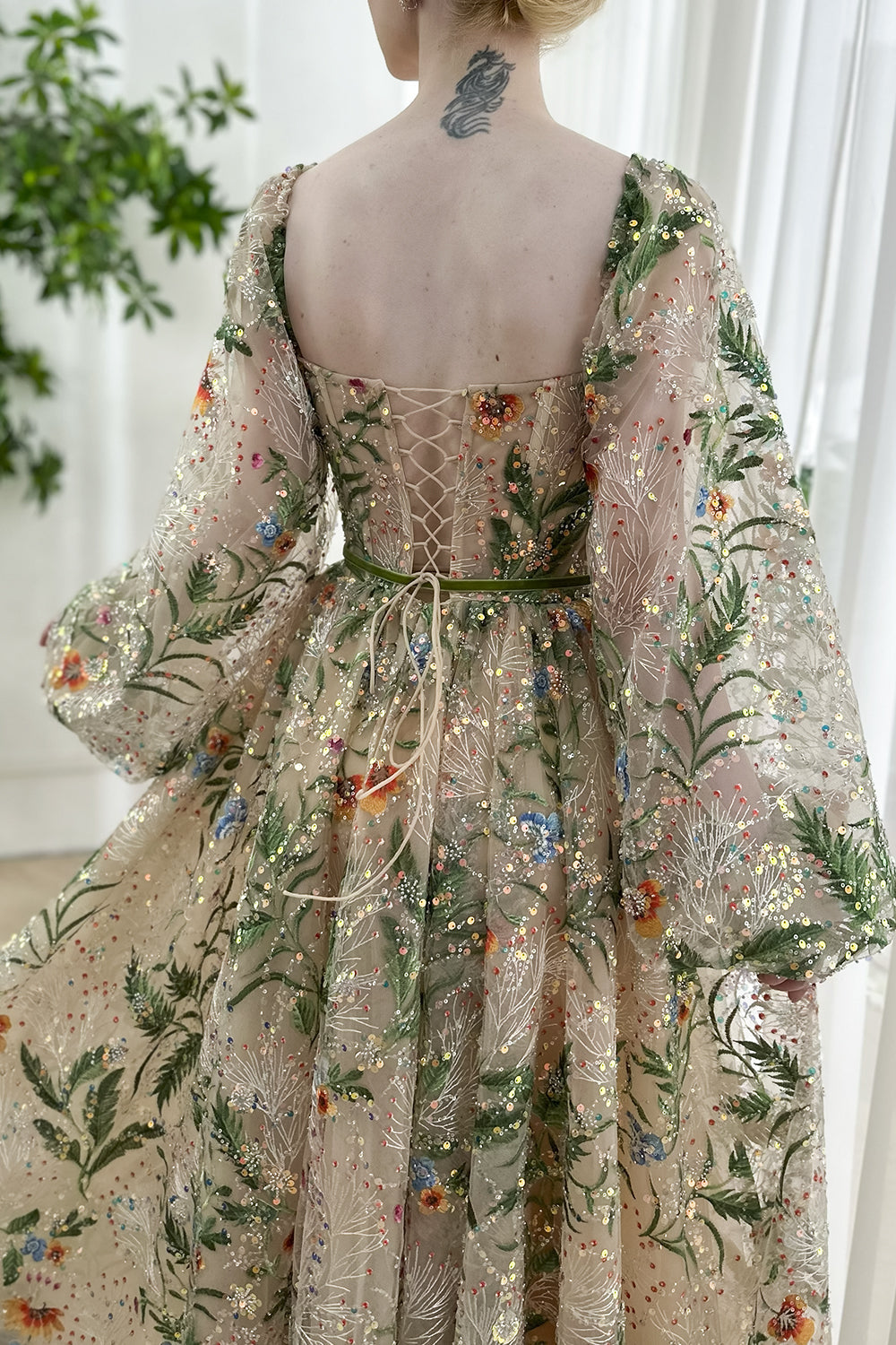 Langes Midikleid mit Puffärmeln und Korsett-Blumenstickerei