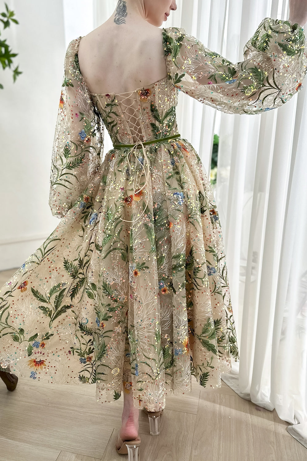 Langes Midikleid mit Puffärmeln und Korsett-Blumenstickerei