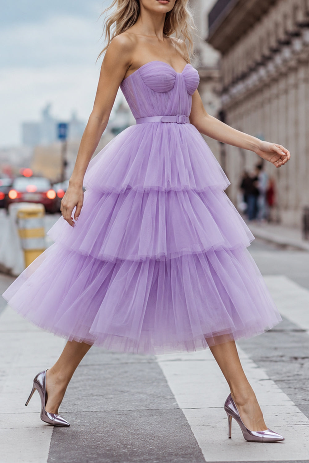 Vestido de tul color lavanda con escote en forma de corazón y falda escalonada