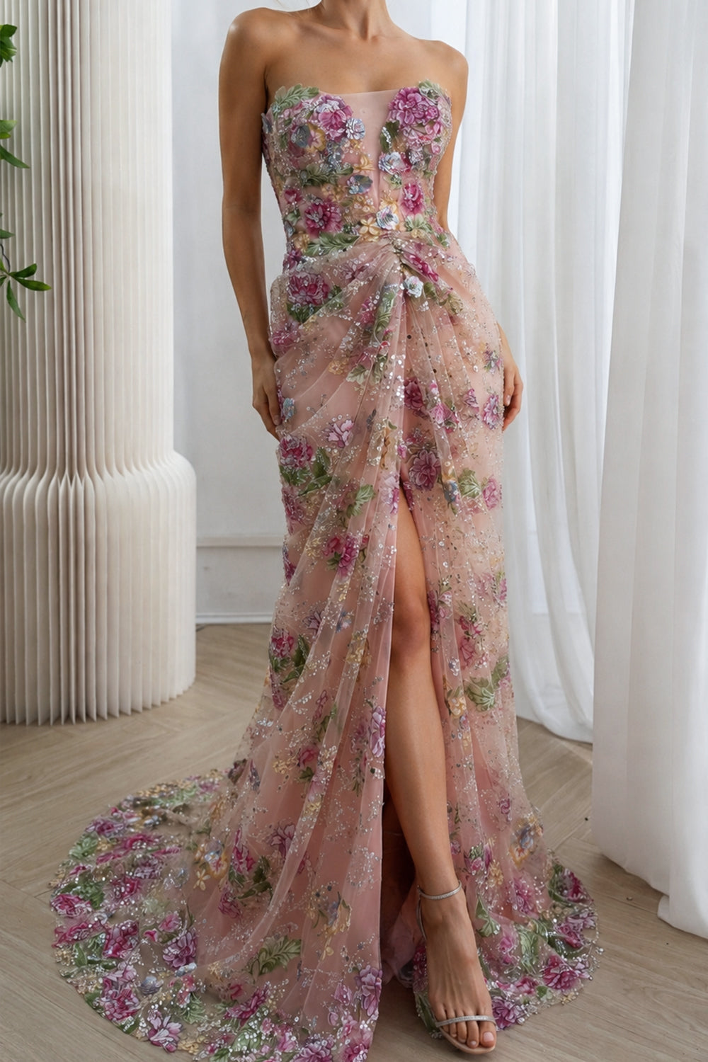 Robe de bal sirène corsetée sans bretelles, fleurie et ornée de sequins roses, avec jupe drapée