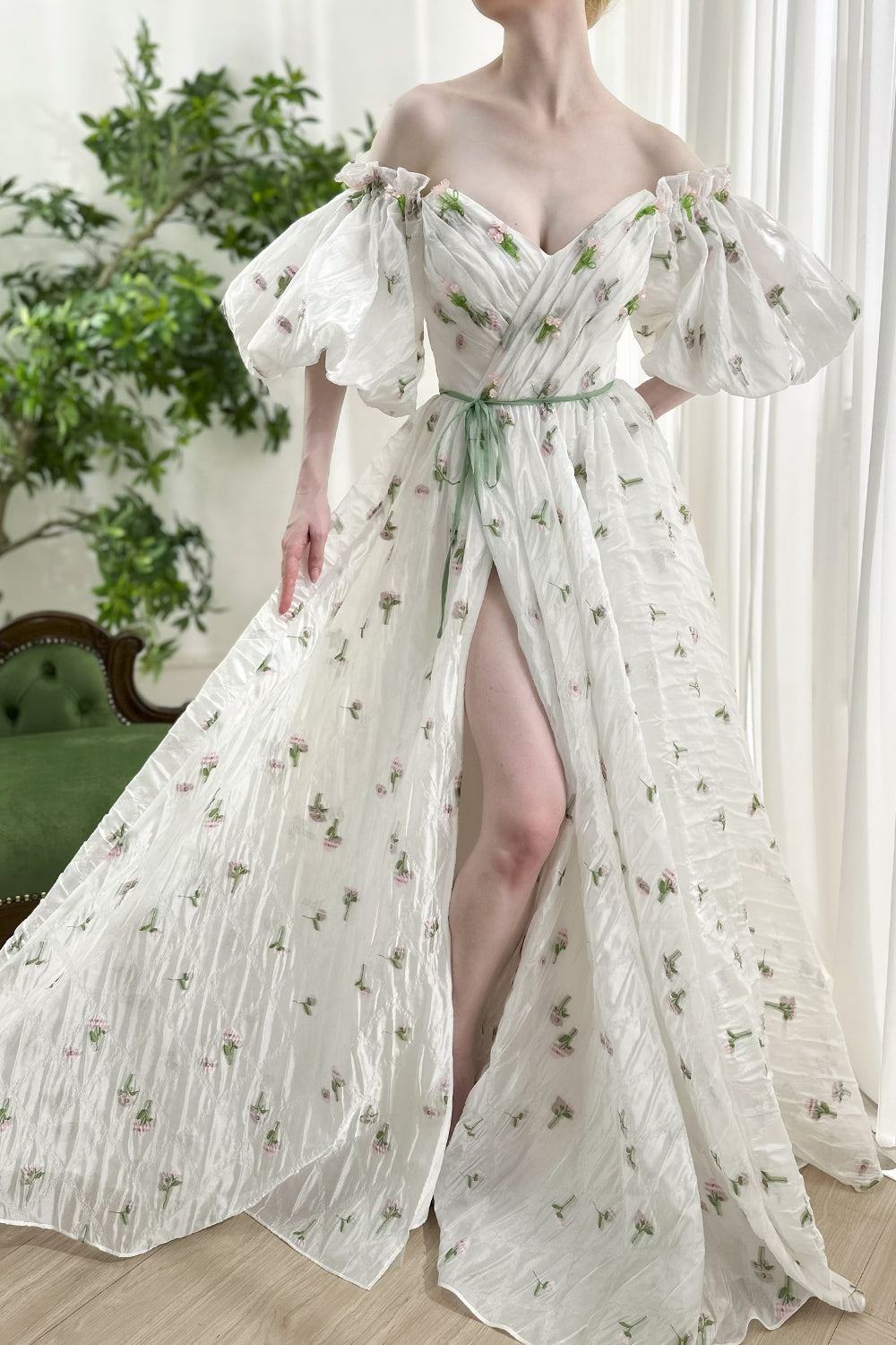 Vestido largo de organza floral con mangas abullonadas y hombros descubiertos con abertura